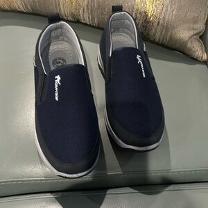 Men’s sneaker navy Blue. never worn